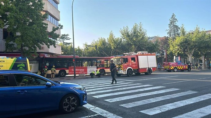Un autobús urbano se empotra contra una sucursal bancaria en Vara de Rey junto al Espolón