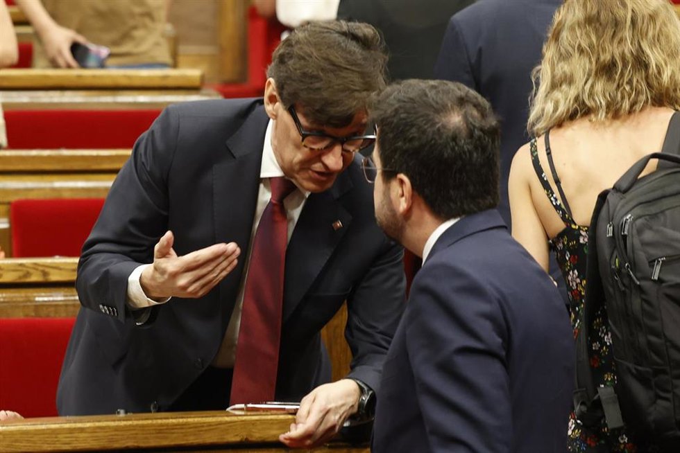 El candidato a la investidura para presidir la Generalitat de Catalunya, Salvador Illa (i) y el hasta ahora presidente de la Generalitat de Cataluña, Pere Aragons (d), durante el debate del pleno de investidura.