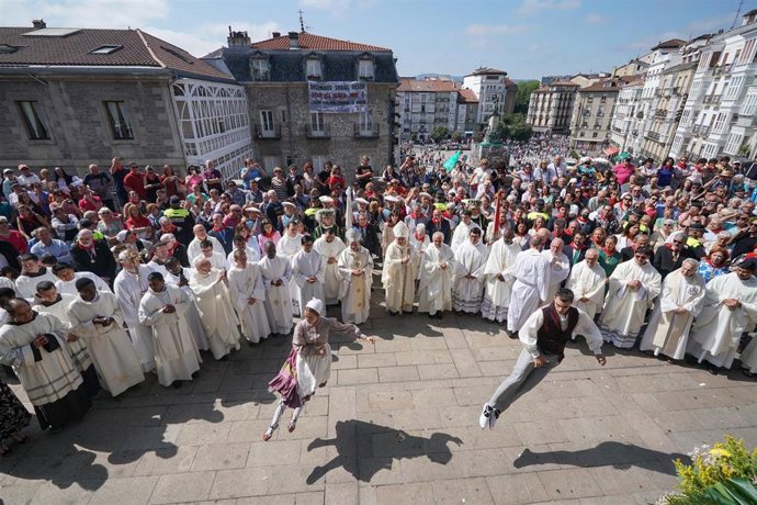 Varias personas bailan a la Virgen Blanca durante el día de la ofrenda floral en las fiestas de La Blanca 
