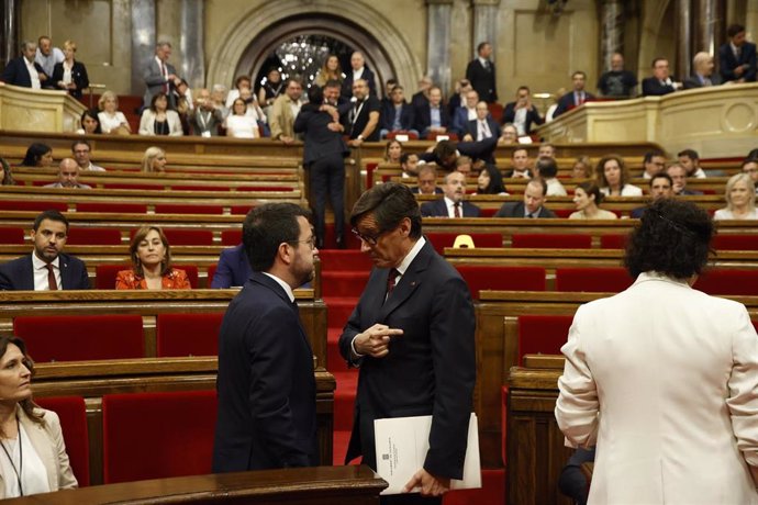 Cañete, al fondo de la imagen en la tribuna de invitados durante la investidura