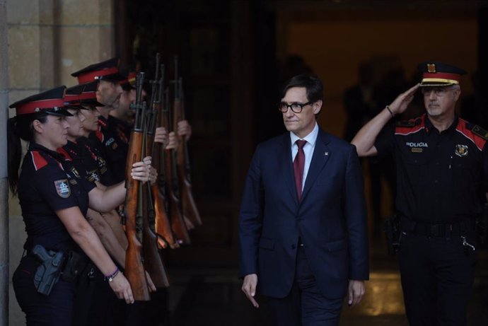 El recién investido presidente de la Generalitat, Salvador Illa, pasa revista al cuerpo de guardia de los Mossos d'Esquadra al salir del Parlament