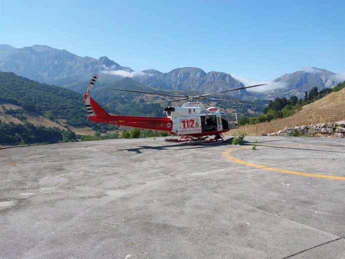 El helicóptero del Gobierno de Cantabria en el helipuerto de Tama, desde donde evacúa a una lebaniega al Hospital Valdecilla