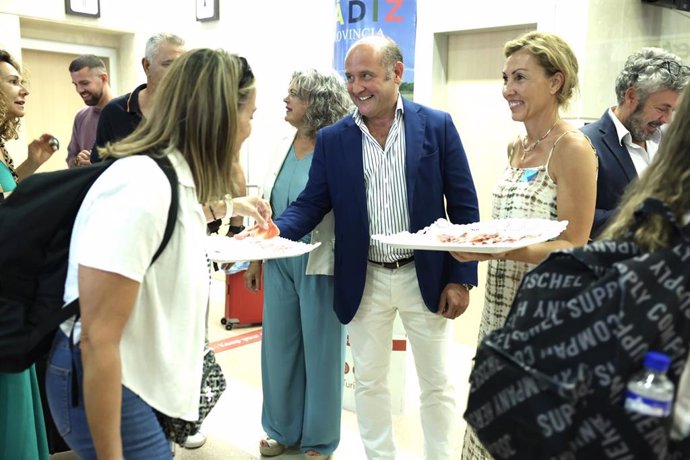 El diputado de Turismo y Vicepresidente del Patronato de Turismo, Germán Beardo, recibe a los pasajeros del vuelo de la aerolínea BInter procedente de las Islas Canarias en el aeropuerto de Jerez.