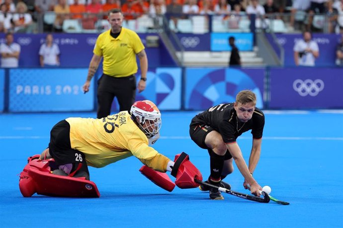 08 August 2024, France, Colombes: The Netherlands Goalkeeper Pirmin Blaak saves against Germany's Hannes Mueller in the penalty shoot-out during the men's field hockey final match between the Netherlands and Germany during the Paris 2024 Olympic Games at 