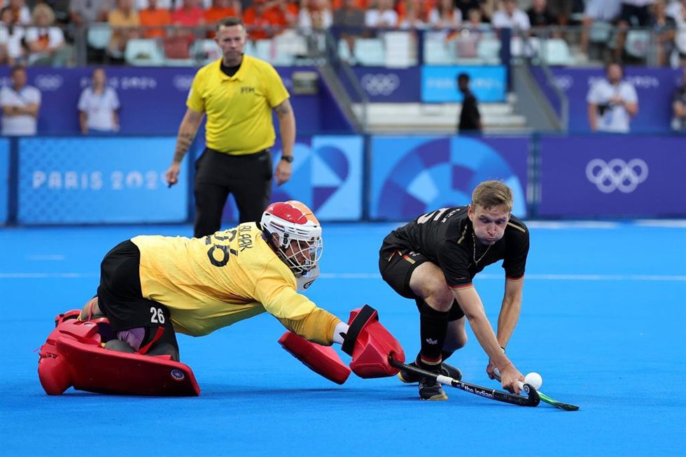 08 August 2024, France, Colombes: The Netherlands Goalkeeper Pirmin Blaak saves against Germany's Hannes Mueller in the penalty shoot-out during the men's field hockey final match between the Netherlands and Germany during the Paris 2024 Olympic Games a