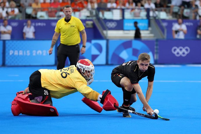 08 August 2024, France, Colombes: The Netherlands Goalkeeper Pirmin Blaak saves against Germany's Hannes Mueller in the penalty shoot-out during the men's field hockey final match between the Netherlands and Germany during the Paris 2024 Olympic Games a