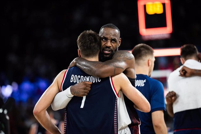 Bogdan Bogdanovic y LeBron James