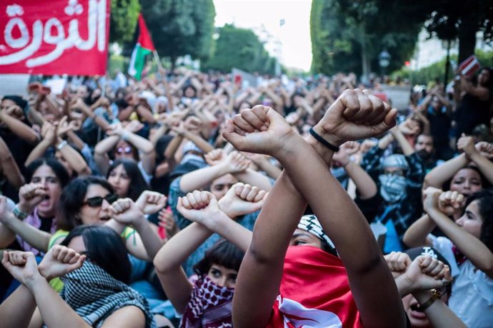 Archivo - Manifestación opositora en Túnez