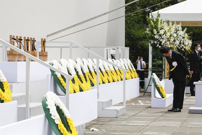 Archivo - August 9, 2020, Nagasaki, Japan: Japanese Prime Minister Shinzo Abe pays his respects to the atomic bombing victims during the 75th Nagasaki Peace Ceremony at the Peace Park. To prevent the spread of the new coronavirus infection, attendees wo