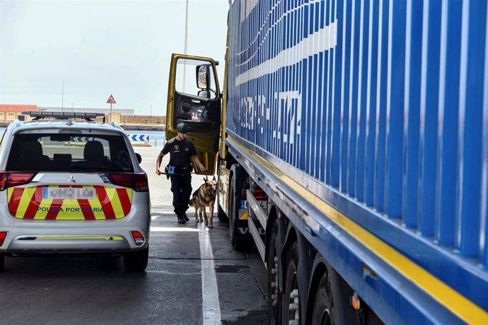 Archivo - Un agente de la Guarda Nacional Republicana (GNR) durante la presentación de la Operación Minerva-Frontex, a 17 de junio de 2022, en Ceuta (España)