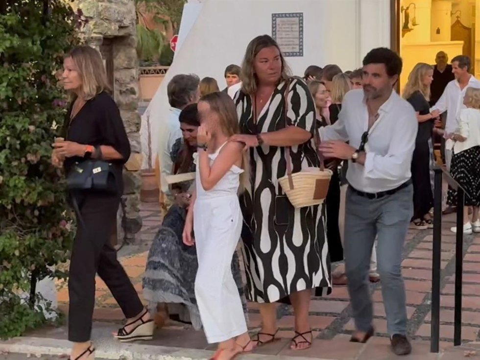 Cari Lapique, abandonando el funeral con su nieta Cari, su hija Caritina y su yerno Antonio Matos
