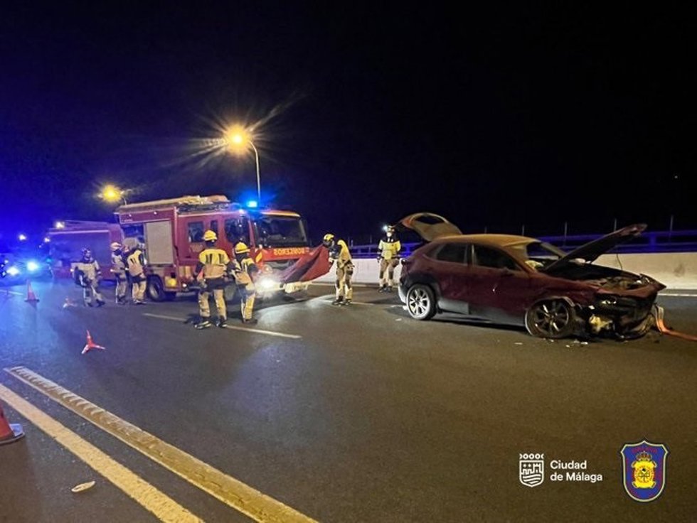 Efectivos intervienen tras un accidente en la A-7 a su paso por Málaga capital