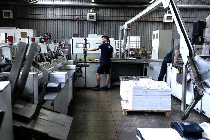 Archivo - Un trabajador en la planta de Hamelin Brands (Oxford), a 30 de junio de 2022, en Fla, Girona, Cataluña (España)