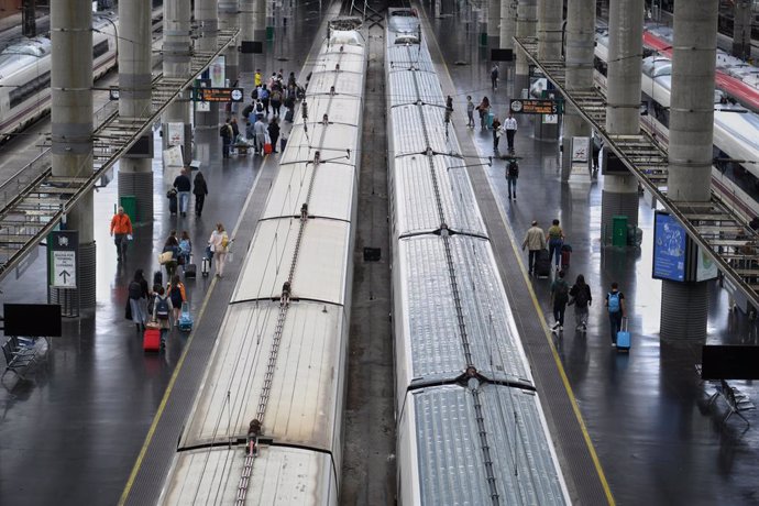 Archivo - Varios viajeros durante la operación salida por el puente de mayo, en la Estación de Atocha, a 30 de abril de 2024, en Madrid (España).  