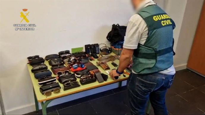 Objertos recuperados tras una operación en la que se han detenido a dos personas como presuntas autoras de 17 robos en la sierra de Huelva.