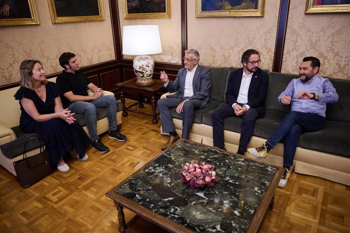 De izquierda a derecha, Berta Enrique, Xabier Alcuaz, el vicepresidente Félix Taberna, Joseba Asiain y Jesús María Rodríguez, en la reunión previa a la firma del convenio.