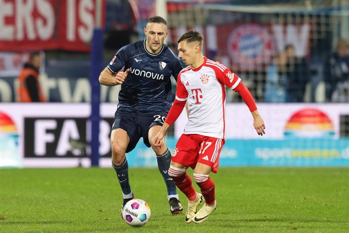 Archivo - Bryan Zaragoza Martinez of Bayern and Ivan Ordets of Bochum during the German championship Bundesliga football match between VfL Bochum and Bayern Munich on February 18, 2024 at Vonovia Ruhrstadion in Bochum, Germany - Photo Ralf Ibing / firo Sp