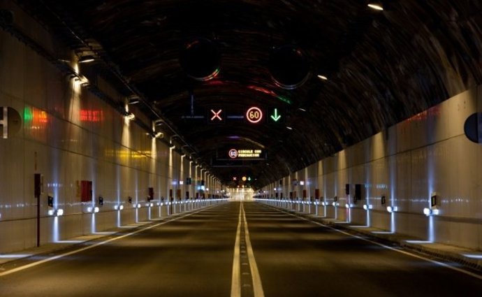 El interior de un túnel.