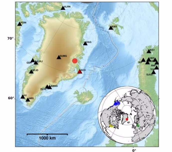 Descripción general de las estaciones sísmicas en Groenlandia (triángulos negros), la ubicación del tsunami (círculo rojo) y la estación sísmica más cercana (triángulo rojo), cuyas señales filtradas se muestran.