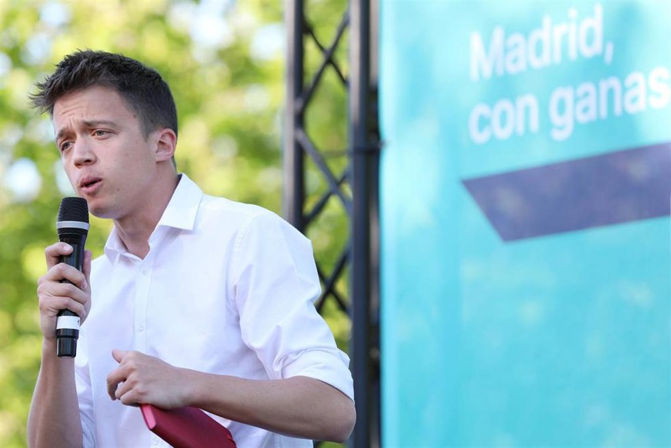Archivo - El aspirante a la Comunidad de Madrid, Íñigo Errejón, participa en la presentación del Plan V - Madrid 2030: 'Madrid Más Verde', en el Puente de Segovia de la capital.