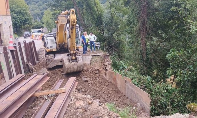 El director general de Infraestructuras, Manuel Calvo, y el alcalde de Laviana, Julio García, visitan los trabajos en la carretera AS-252.