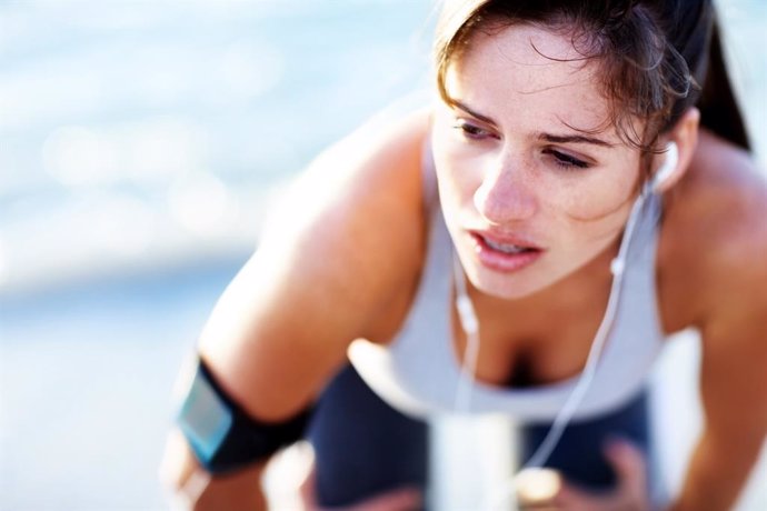 Archivo - Mujer cansada después de correr. Deporte