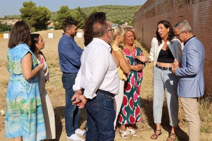 Loles López visita el edificio que albergará la residencia de mayores de Balén