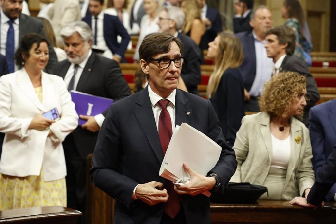 El candidato a la investidura para presidir la Generalitat de Cataluña, Salvador Illa, durante el receso del debate del pleno de investidura, en el Parlament de Cataluña, a 8 de agosto de 2024, en Barcelona, Catalunya (España). Hoy se celebra el pleno de 