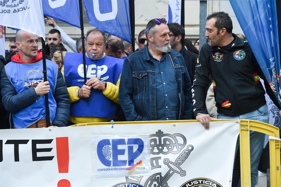 Archivo - Varias personas con una pancarta durante una concentración de sindicatos de Policía JUPOL y CEP junto a las asociaciones de Guardia Civil JUCIL y AEGC, frente al Ministerio del Interior, a 6 de noviembre de 2023, en Madrid (España).