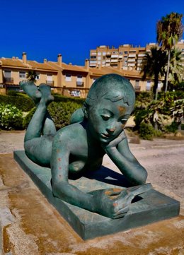 Escultura 'Niña leyendo', del Paseo Voramar de El Campello, dañada a martillazos.