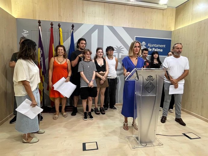 La regidora de Educación y Juventud, Lourdes Roca, presenta las actividades juveniles de los servicios del Ayuntamiento para este agosto.