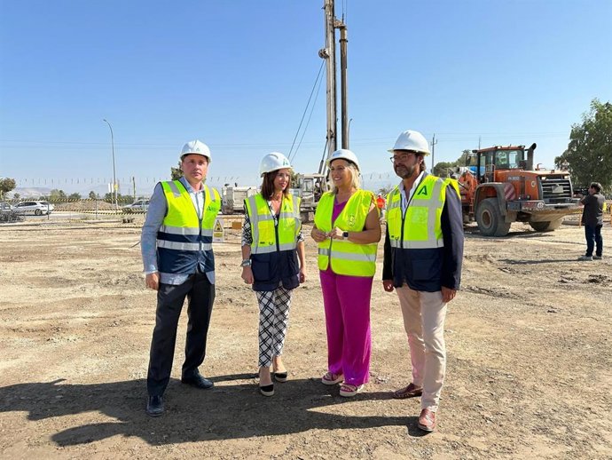 Visita de obras del metro de Granada con la consejera de Fomento, Rocío Díaz, en el centro en la imagen con la alcaldesa de Las Gabias, Meri Sádaba, a su izquierda