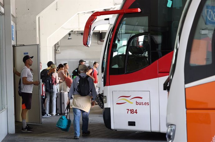 Varias personas esperan para subirse a un autobús en la estación de autobuses de Méndez Álvaro.