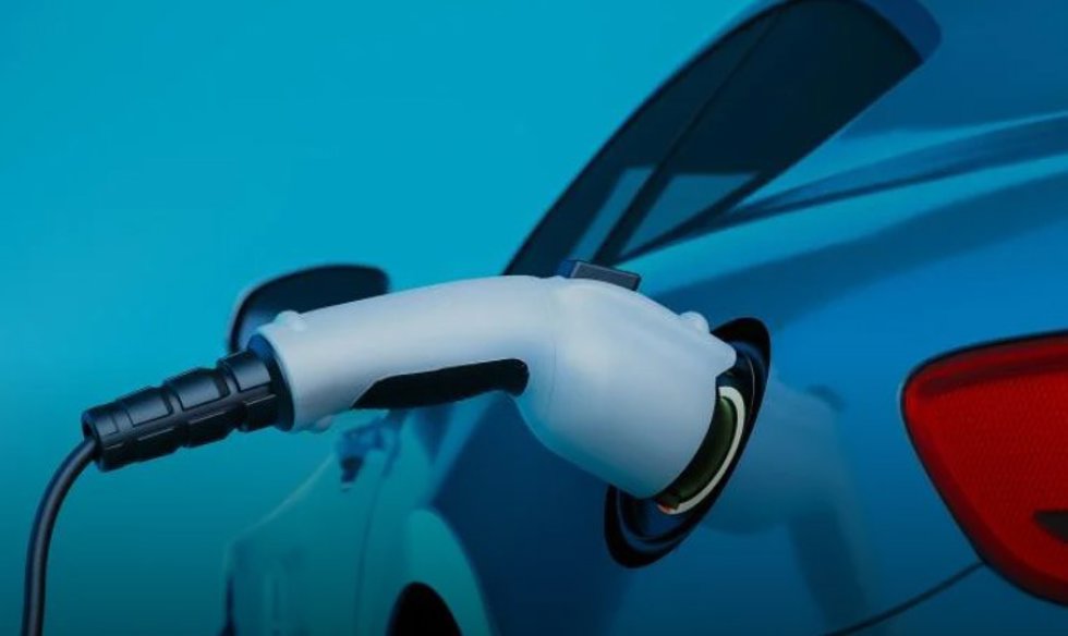 Archivo - Coche eléctrico en recarga