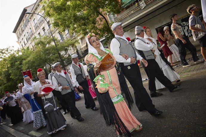 Archivo - Varias personas vestidas de chulapos y chulapas en la procesión del santo de San Lorenzo tras una misa solemne el día del comienzo de la festividad de San Lorenzo, a 10 de agosto de 2022, en Madrid (España).