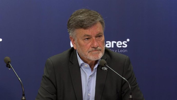 Archivo - El secretario autonómico del PP de Castilla y León, Francisco Vázquez, en una rueda de prensa en la sede del PP en Valladolid.