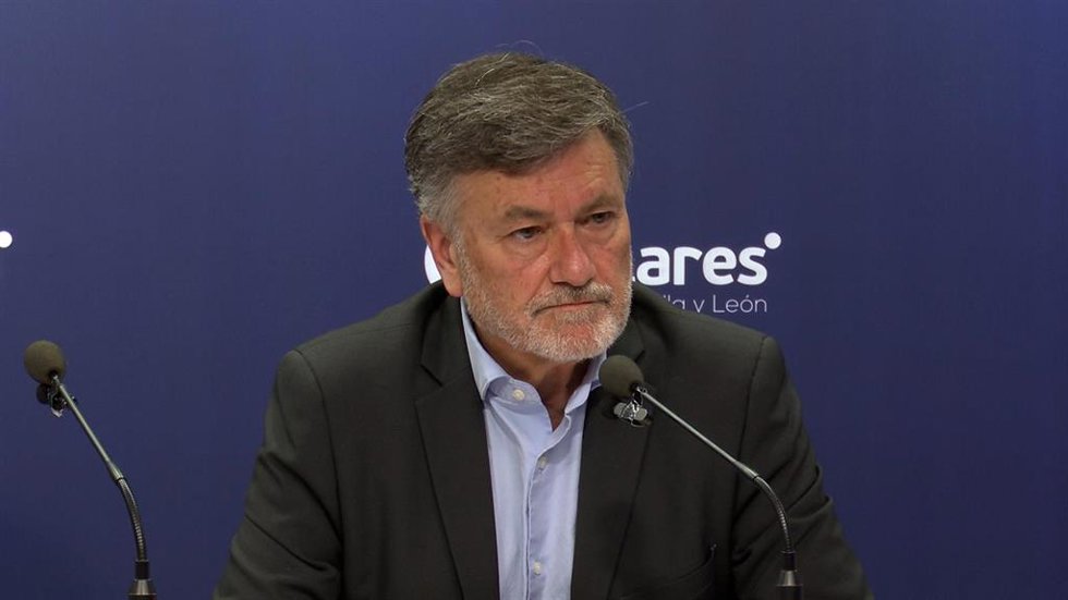 Archivo - El secretario autonómico del PP de Castilla y León, Francisco Vázquez, en una rueda de prensa en la sede del PP en Valladolid.