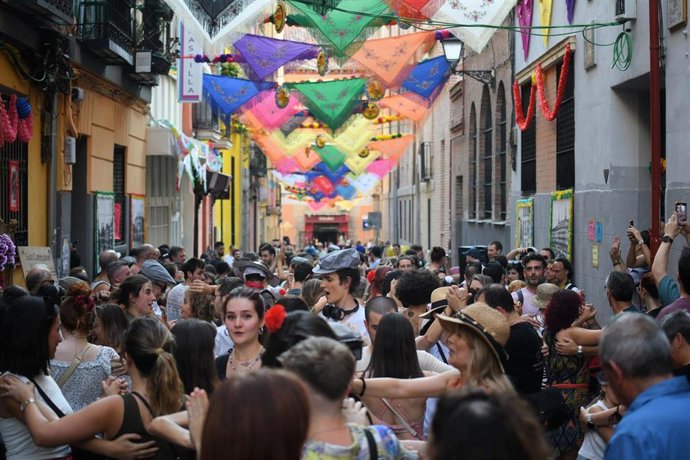 Decenas de personas durante las fiestas de San Cayetano 2024, en la calle del Oso, a 6 de agosto de 2024, en Madrid (España). 