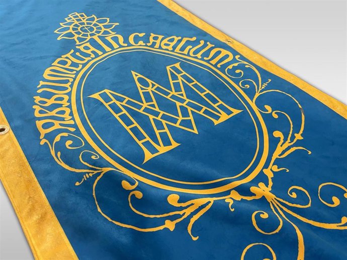 El Ayuntamiento de Sevilla encarga nuevos gallardetes en tejido azul para ensalzar la procesión de la Virgen de los Reyes.