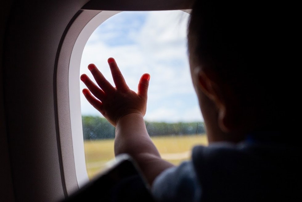 Un bebé en un avión.