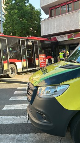 Estado del autobús tras el impacto 