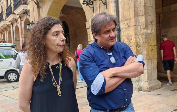 Los concejales de IU-Convocatoria por Oviedo, Cristina Pontón y Alejandro Suárez.