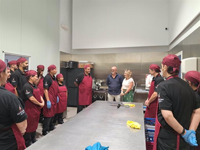 La delegada territorial de Empleo en Málaga, Carmen Sánchez Sierra, durante una visita a la empresa de formación Freshkera