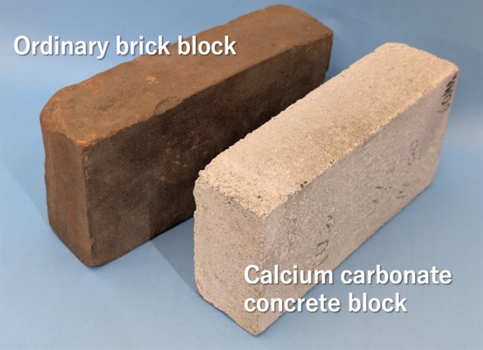 Ladrillo de carbonato de calcio (a la derecha) comparado con un ladrillo normal (a la izquierda).