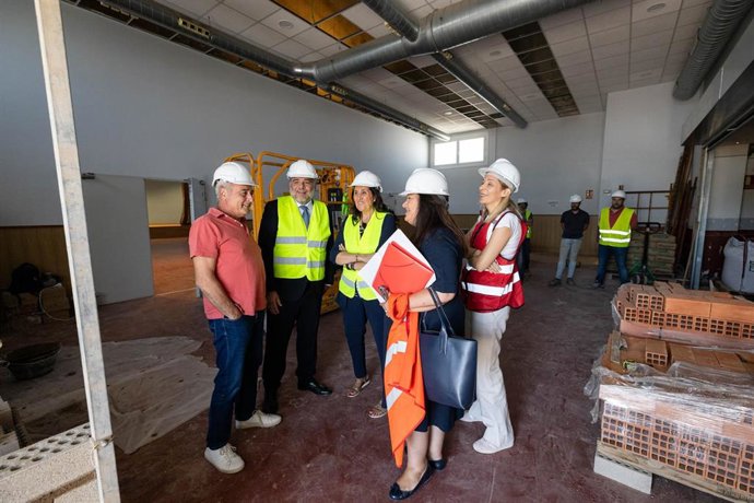 Archivo - Visita a las obras del pabellón polivalente del barrio rural de la Venta del Olivar.