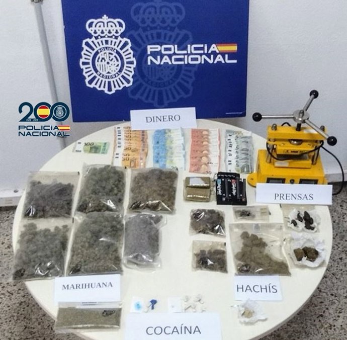 Droga, dinero, material intervenido por Policía Nacional en un club cannábico en Tenerife