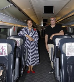 El director de Rodalies, Antonio Carmona, i la presidenta de la Fundació Comunitària Raimat-Lleida,  Elena de Carandini.