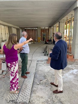 Visita del delegado de Justicia de la Junta en Granada, Luis Recuerda, a la derecha en la imagen, a Gualchos-Castell de Ferrro, junto con su alcaldesa, Toñi Antequera