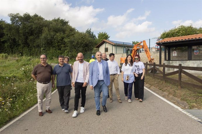 El consejero de Fomento, Ordenación del Territorio y Medio Ambiente, Roberto Media, pone la primera piedra de la carretera Seña-Laredo.