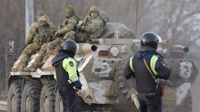 Archivo - Varios militares viajan en un vehículo blindado por una carretera cerca de la frontera entre Rusia y Ucrania en la región de Belgorod, Rusia. 